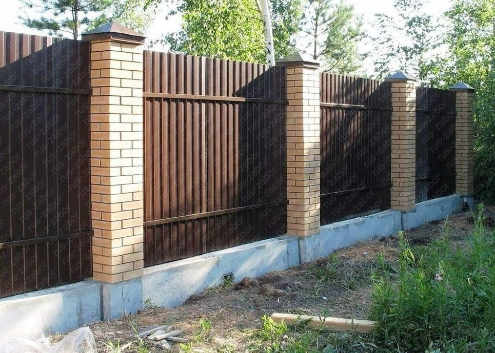 Забор из кирпича и профнастила